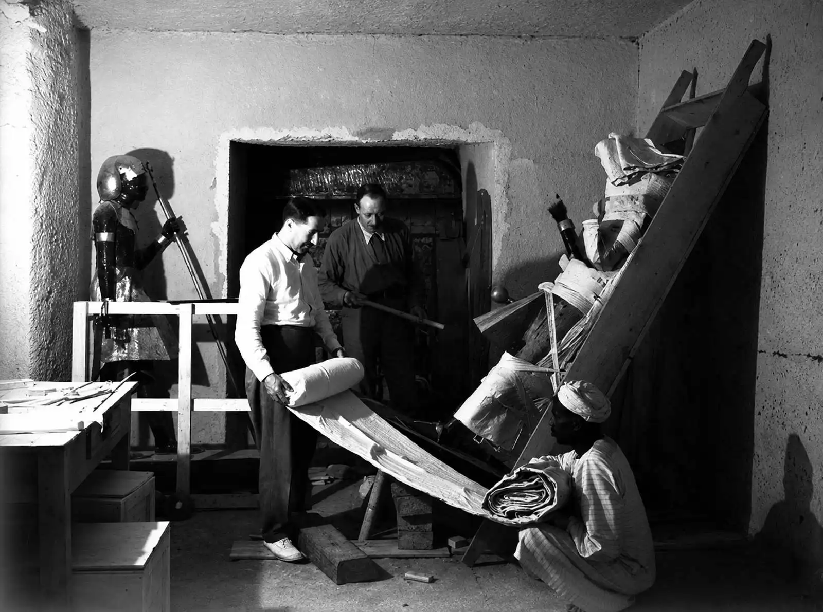 Dokumentace a konzervace pokladů z Tutanchamonovy hrobky. Howard Carter a jeho tým pečlivě zaznamenávali a ošetřovali každý nalezený předmět, než mohl být převezen do muzea. Foto: Harry Burton.