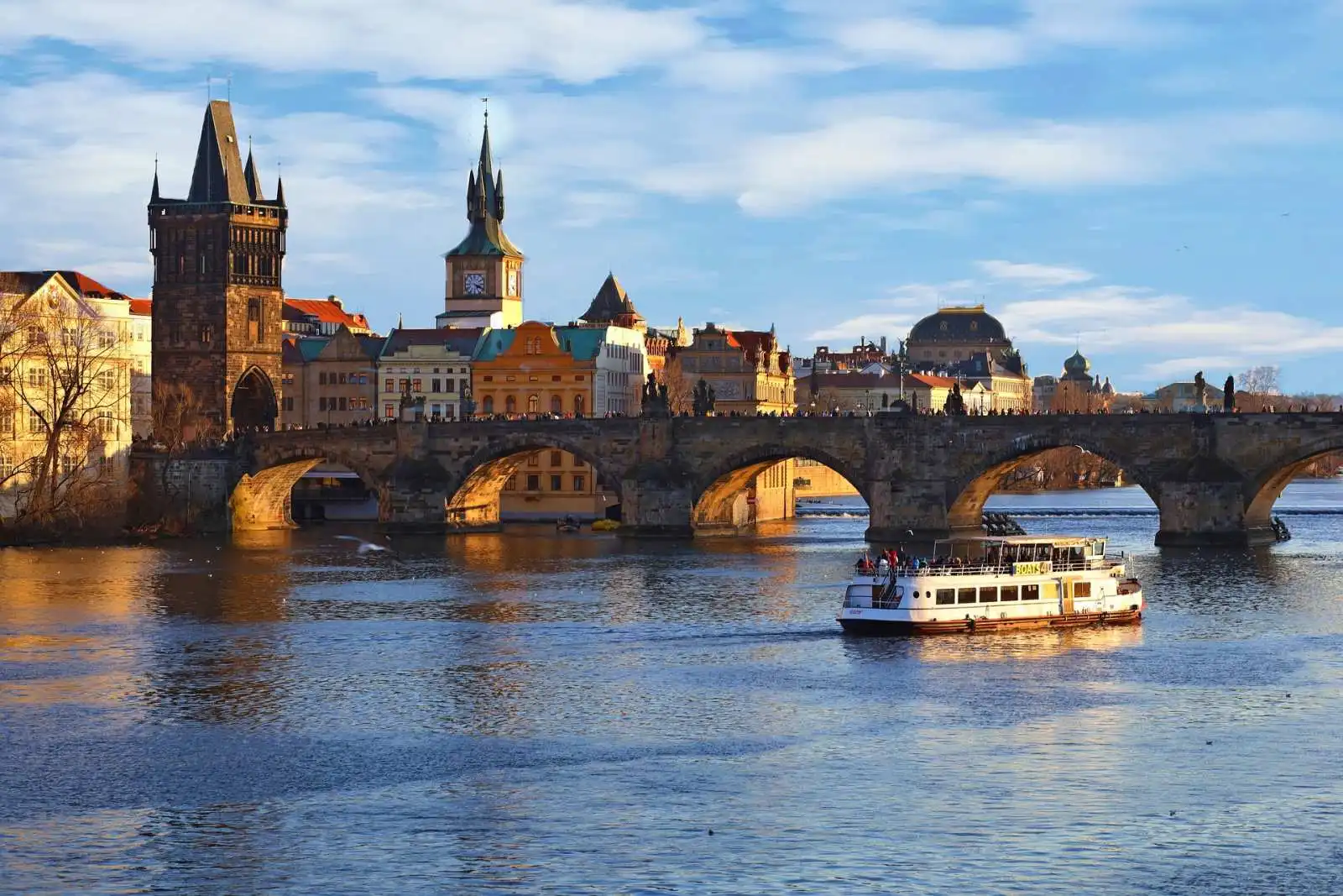 Karlův most se Staroměstskou mosteckou věží při pohledu od Vltavy v historickém centru Prahy.