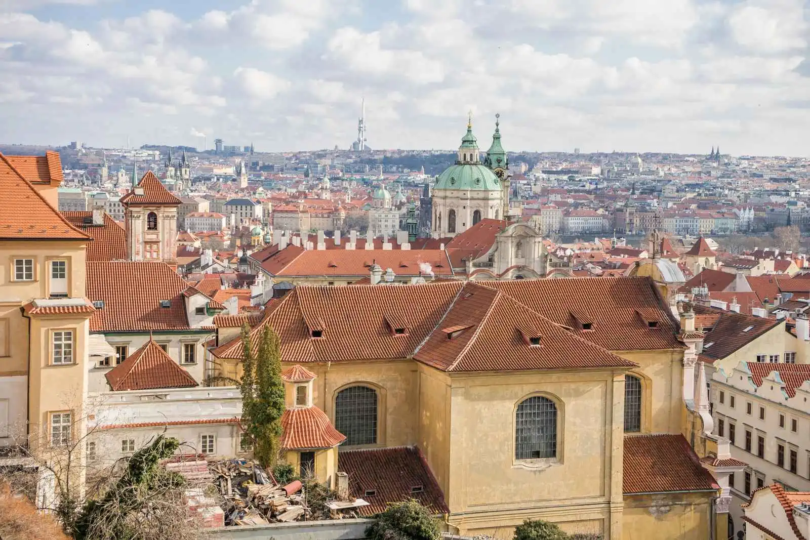 Panorama Malé Strany s barokním chrámem sv. Mikuláše a historickou zástavbou Prahy.