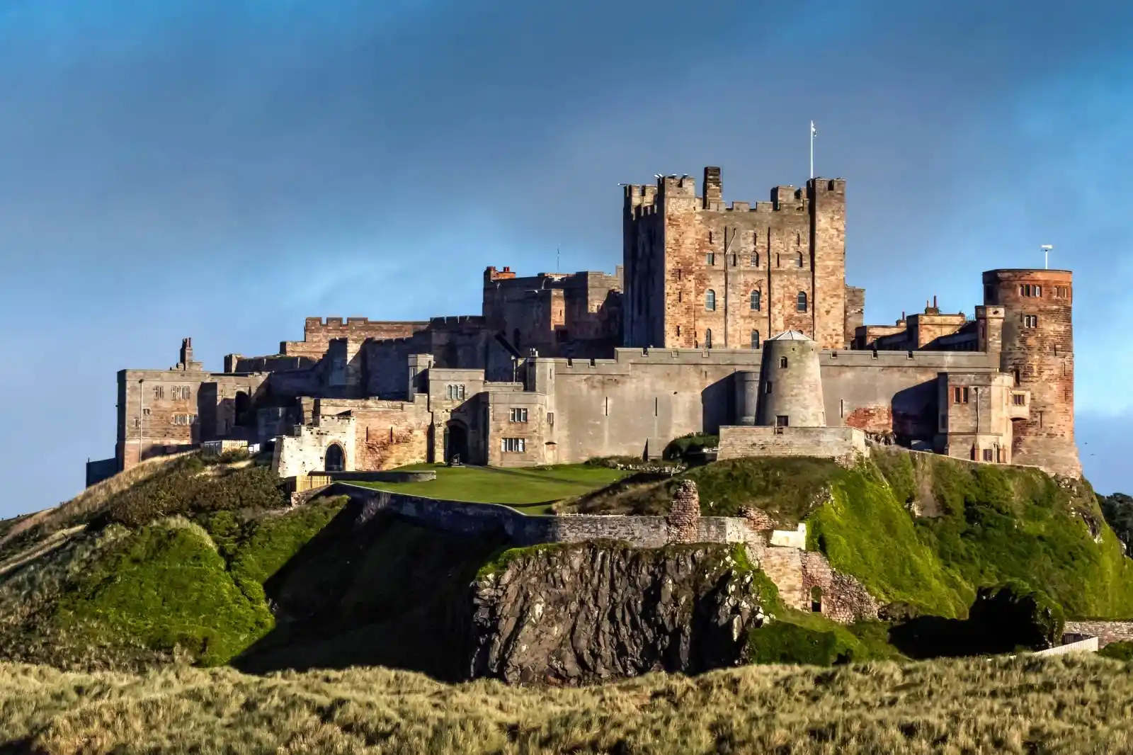 Bamburgh Castle na skalním útesu patří k nejikoničtějším hradům severní Anglie.