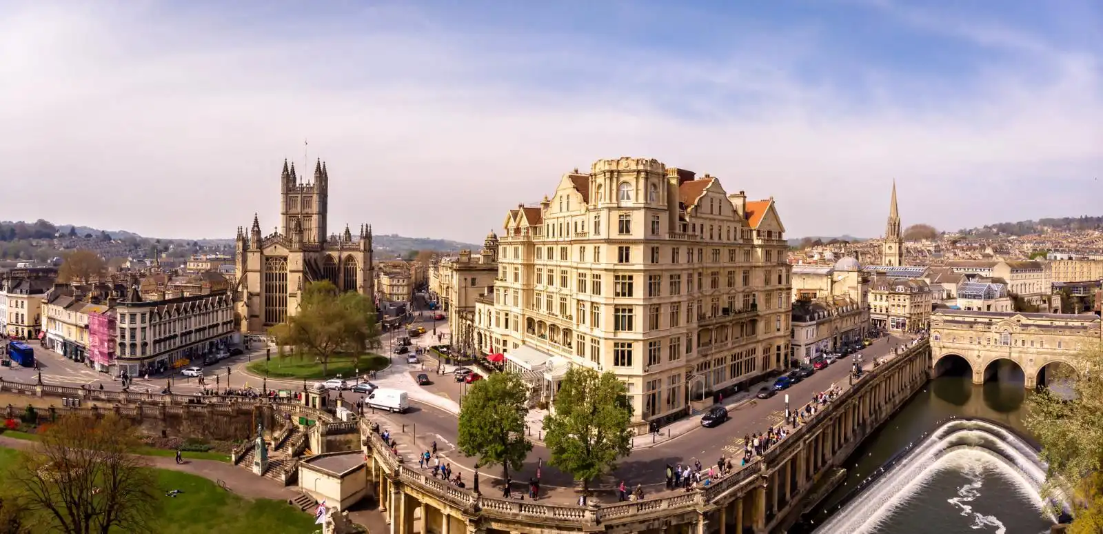 Letecký pohled na centrum Bathu s Bath Abbey, jezem na řece Avon a Pulteney Bridge