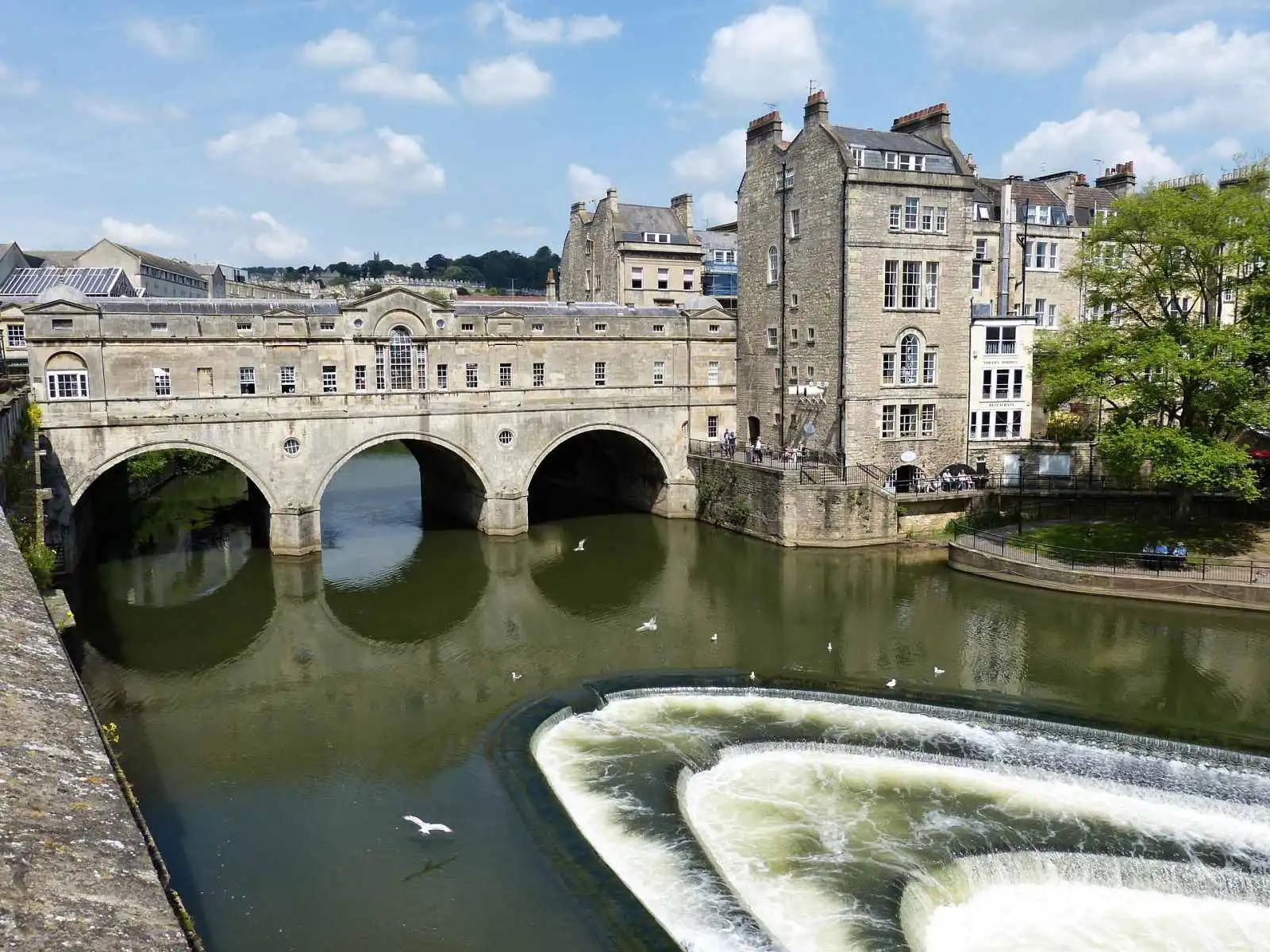 Pulteney Bridge a podkovovitý jez na řece Avon v Bathu