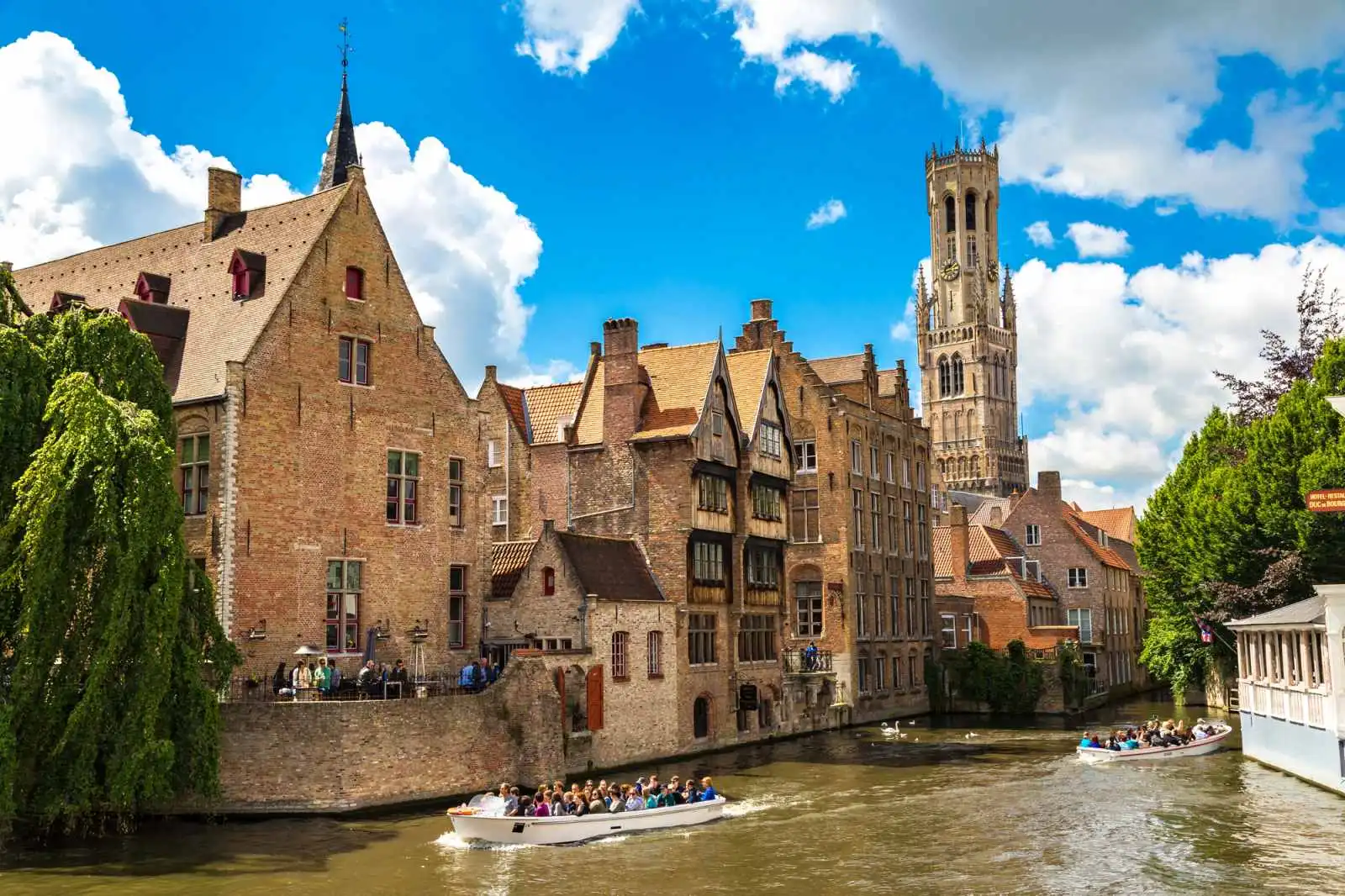 Plavba po kanálech patří k nejoblíbenějším atrakcím Brugg a nabízí jedinečný pohled na historické domy i slavnou zvonici Belfort.