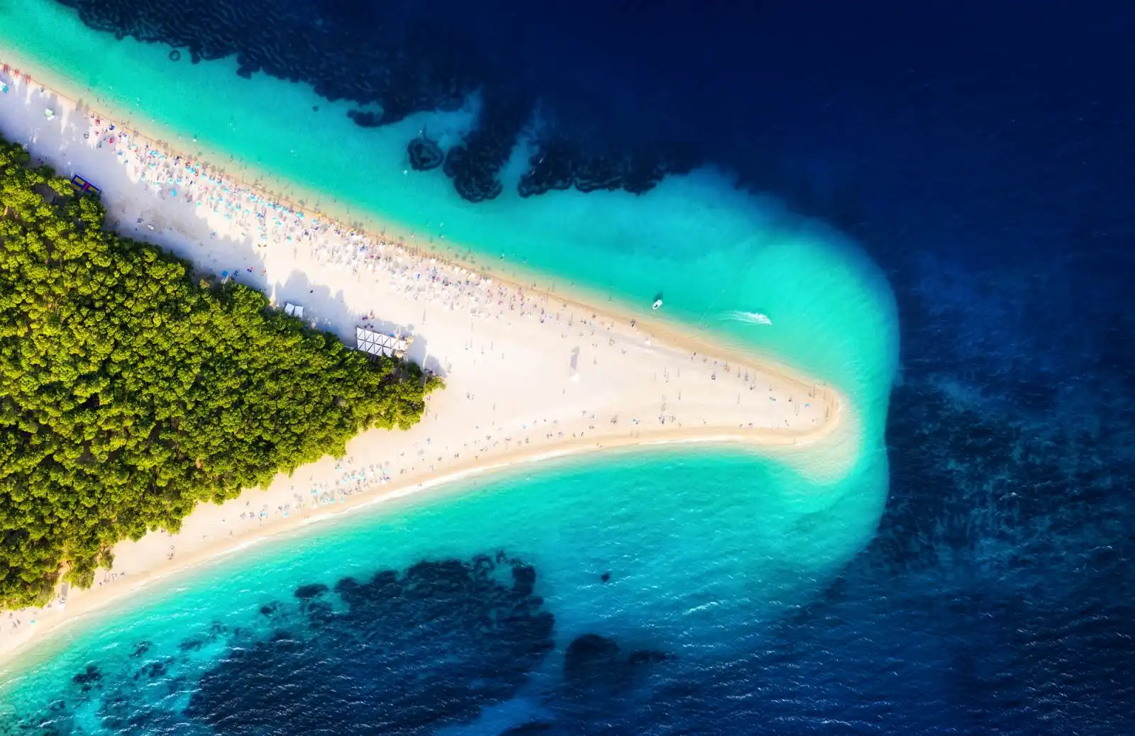 Pláž Zlatni Rat patří k největším symbolům ostrova Brač a každoročně láká tisíce návštěvníků z celého světa.