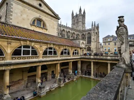 Bath: jediné přírodní horké prameny ve Velké Británii, kde se lidé koupou už 2 000 let