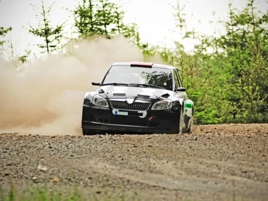 Evoluce automobilových inovací v českém motorsportu