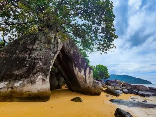 Ostrov Tioman - obklopen vulkanickými ostrůvky a korálovými útesy